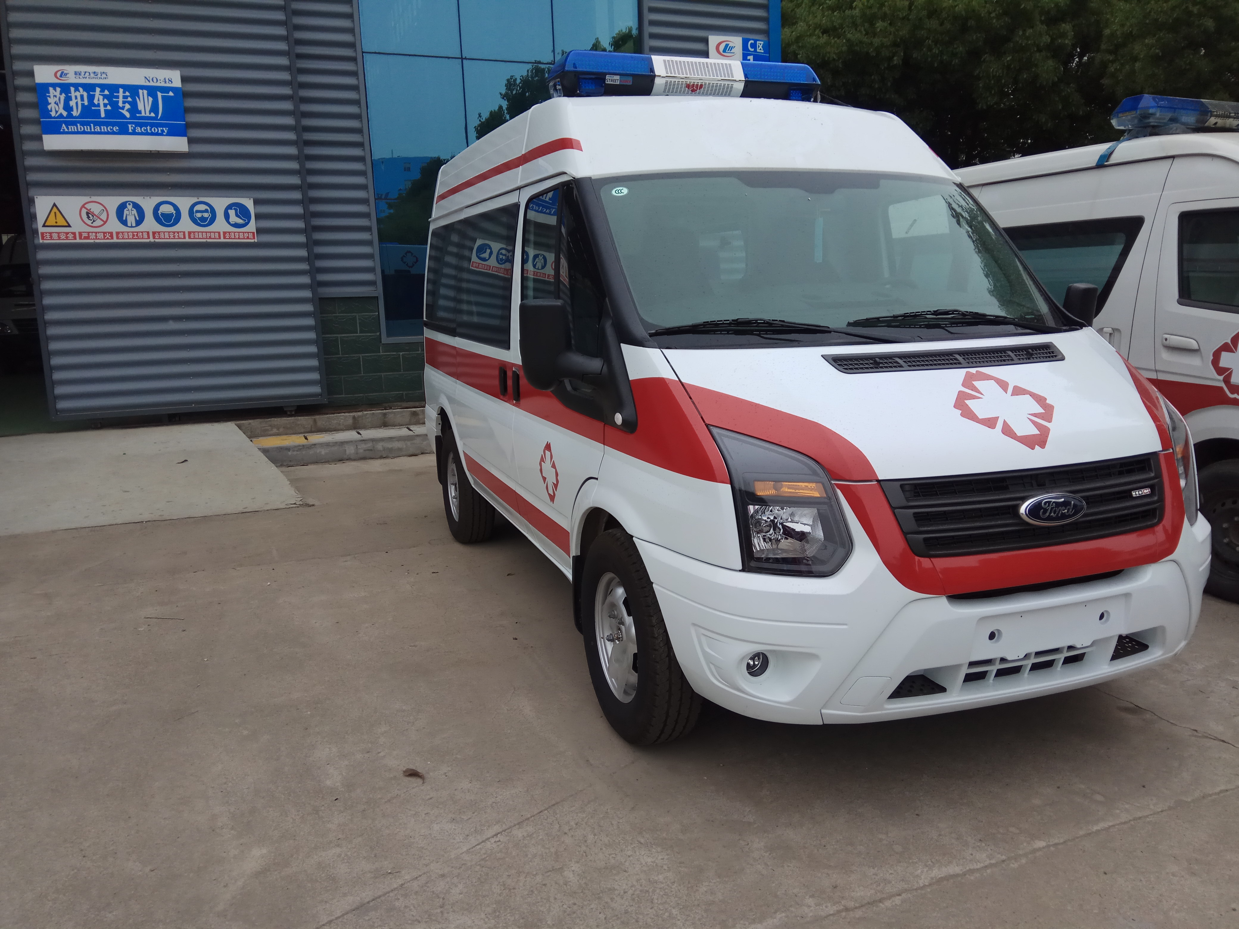 新世代V348短軸柴油救護(hù)車(chē)